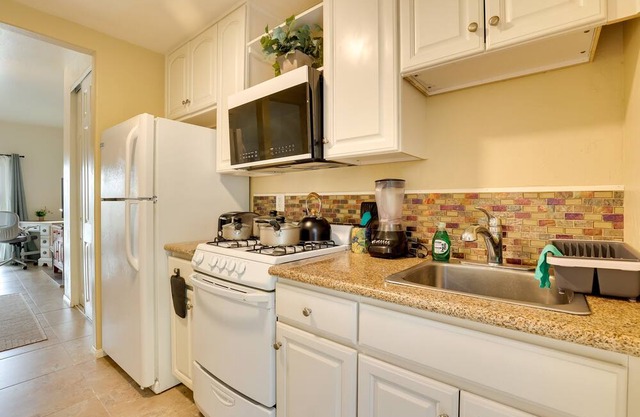 Charming Vista Studio w/ Patio: 4 Mi to Downtown!