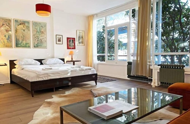 Artistic, Central, Comfortable!