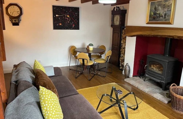 Stunning Cottage with Log Burner