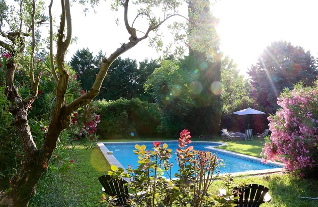 Homerez - Villa for 6 ppl. with swimming-pool and garden at Althen-des-Paluds