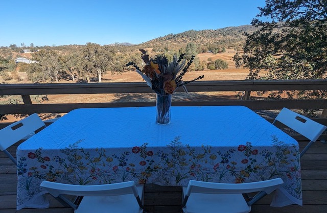 42 mi from Yosemite Gate. Sleeps10