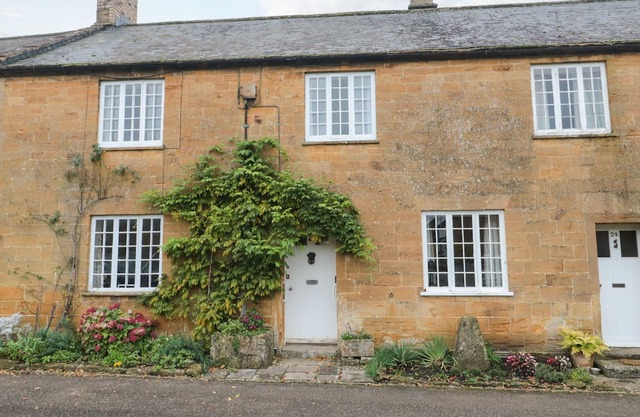 TWO TOWERS COTTAGE, character holiday cottage in Montacute