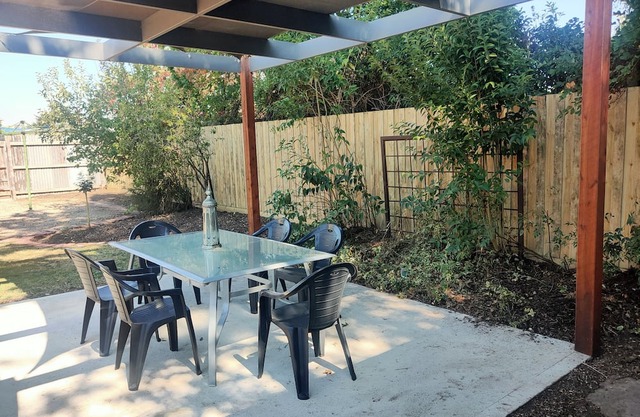 Ashlyn House, Central 2BR King Queen, Entire home