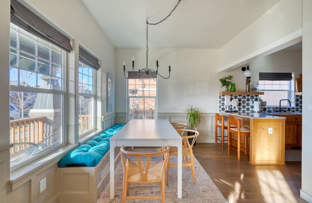 High End Home In Quiet Neighborhood. King Bed, Fenced Yard, Harry Potter Room!