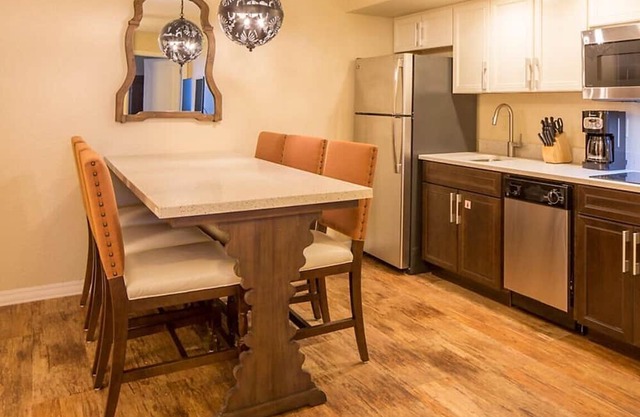 OCEANFRONT - 2 Bdrm w/balonies, Casa Del Mar Resort 10 miles from Daytona Beach