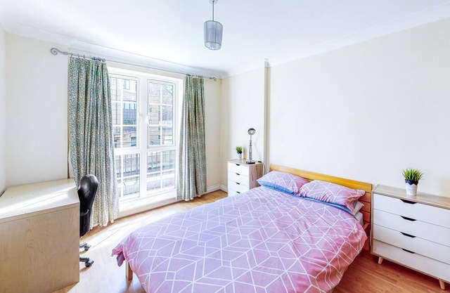 Canal Side Apartment sleeps 4 with Parking