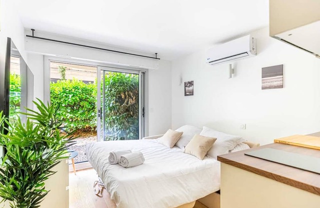 Lavie Maison: Equipped Studio, Chartrons