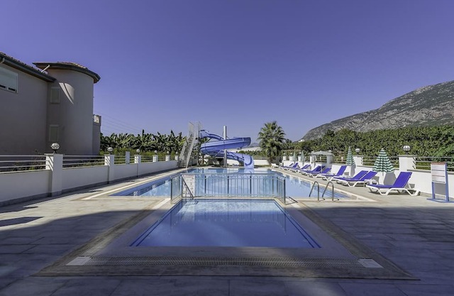 Residence w Balcony and Shared Pool 7 min to Coast