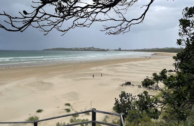 5 minutes walk to pristine beaches. Safety beach is a quiet residential locale.