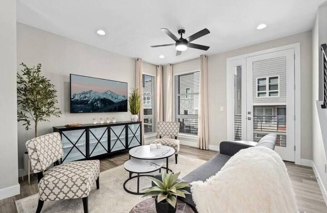 Tranquil Townhome 3 bedroom, rooftop deck & garage