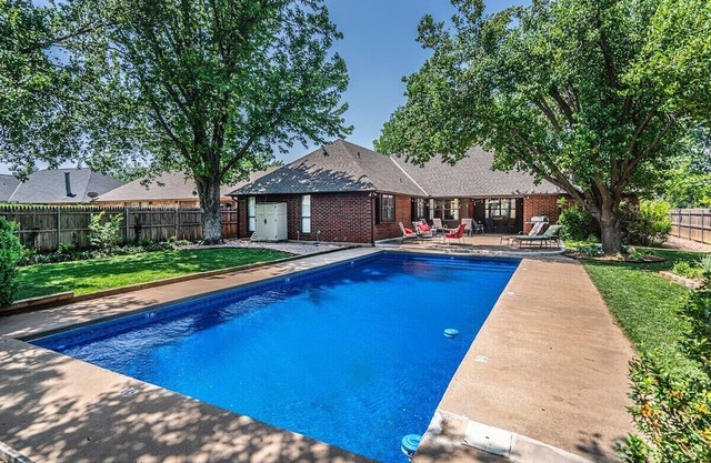 Spacious Home / Swimming Pool / Quiet Neighborhood