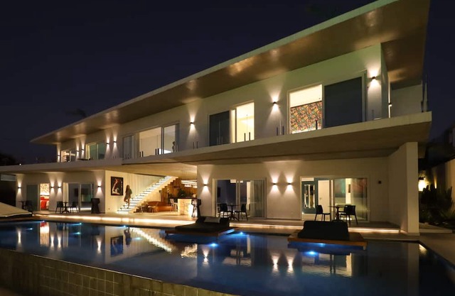 Luxury Suite - Lake view, Pool + Jacuzzi
