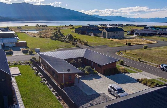 Stunning Te Anau lake and mountain views and the gateway to Milford Sound