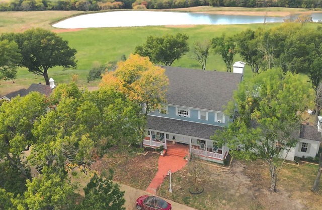 This house is a 5 bedroom(s), 5.5 bathrooms, located in Canton, TX.