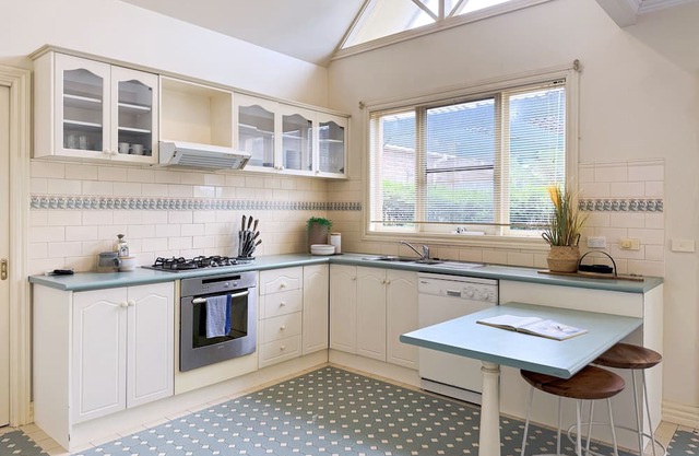 Victorian design house, 5-minute walk to lake, 3-minute drive to shopping mall.