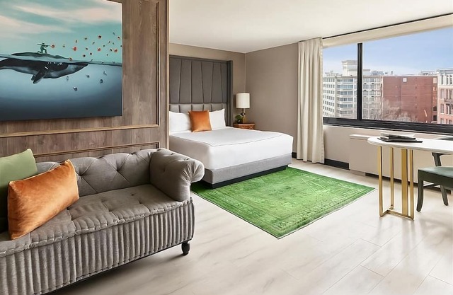 Unwind In Our Haven Of Tranquility! Onsite Parking, Rooftop Pool!