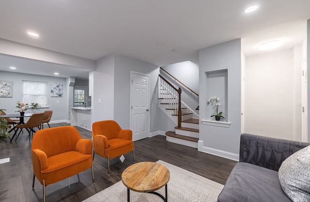 Gorgeous Updated 5 BR! Townhome w/ Outdoor Space!