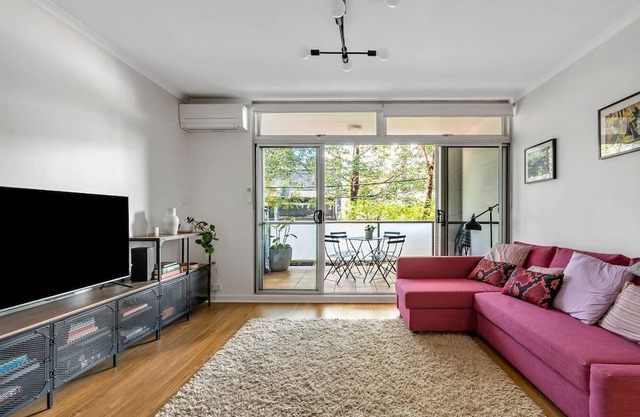 Cool and Cosy in Chippendale Warehouse District Pad