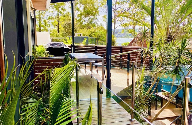 The Palm Tree Loft, close to shops and lake, 10 min drive to local beaches