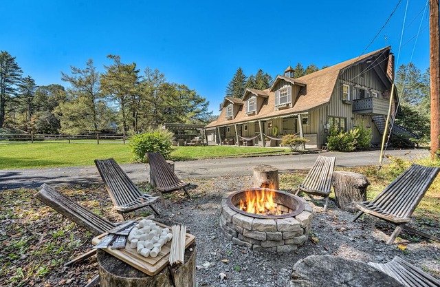 Hot Tub Retreat + Treehouse, Peloton & Bunks | Sleeps 13