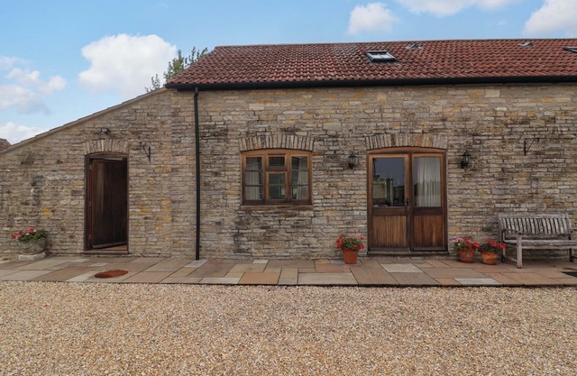 BADGER COTTAGE, romantic, with a garden in Lydford-On-Fosse