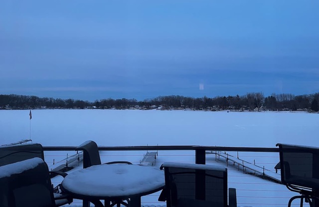 Charming 2-bedroom house on Lake Lavine