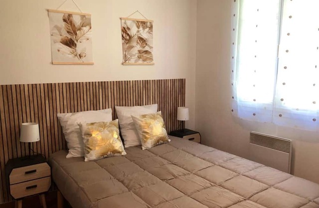 Cottage 'Gite Le Pin Parasol' with Wi-Fi and Air Conditioning