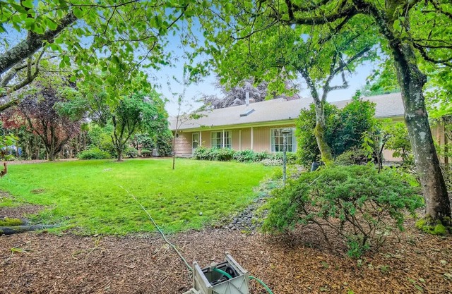 Charming 2-bedroom single level house close to PDX, Edgefield and Mt Hood