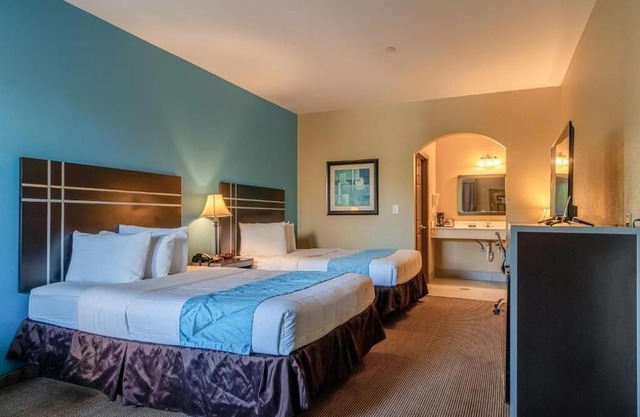 Free Parking And Breakfast At A Sleek Room Near Tracie’s Bar