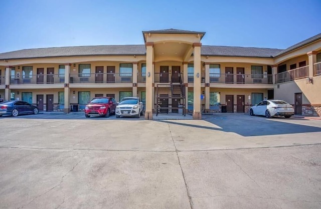 Relaxing Unit Near Tracie’s Bar With Parking And Daily Breakfast