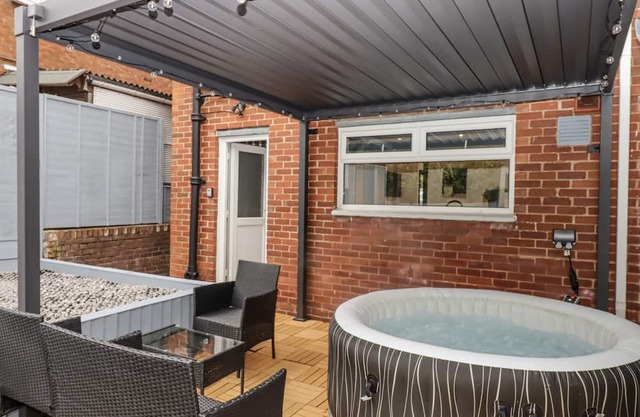 MILANA, with hot tub in Tiverton