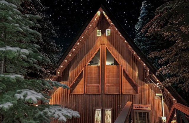 The Olivewood | 70s A-Frame + Sauna + Movie Screen + 5 min walk to ski lift!