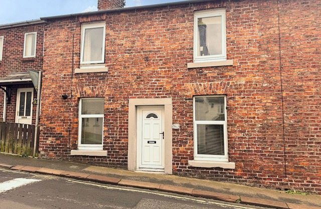 1 EDEN COTTAGES, pet friendly, with a garden in Corby Hill