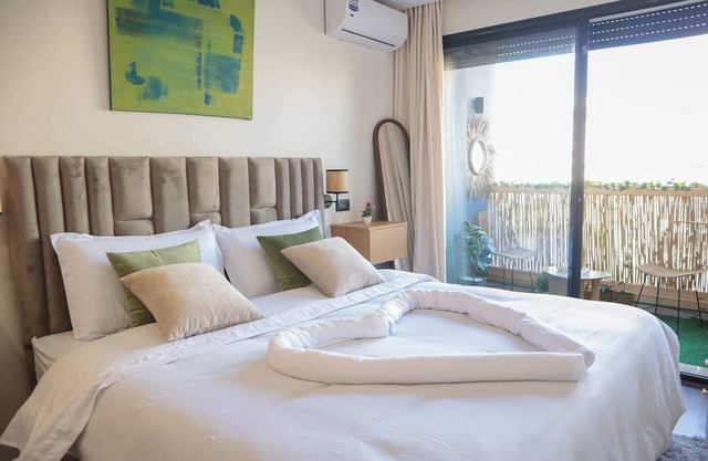 R107- Chic 1 BR apartment in marvelous Bourgogne with Balcony, AC, PArking