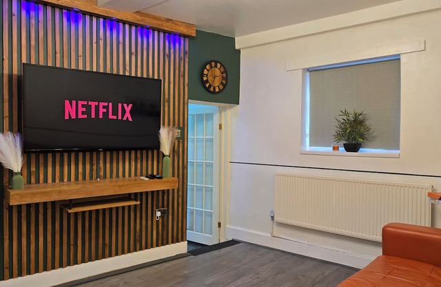 Entire House | Free Parking | Central Location | Insurance & Contractors Welcome