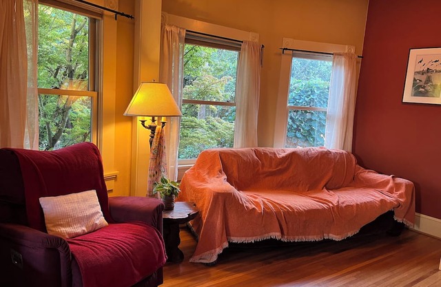 Gorgeous 3 Bedroom Home in Inner SE w/One of a Kind Private Patio