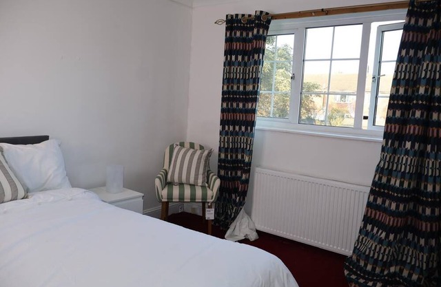 Homely 3-bedroom House close to shops and also close to the town center