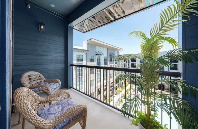 Luxury Apartment: Pool, Restaurants & Shopping