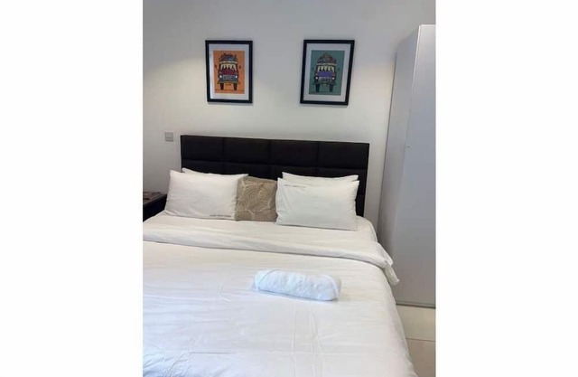 Cozy studio with AC and fitness room and swimming pool in lovely Cantonments