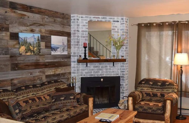 Welcoming 2-bedroom condo 6.1 miles from Red Lodge Mountain Ski Resort
