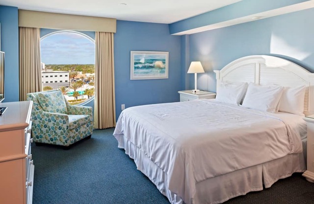 Bright King Room w/City Views – Walk to Everything from This Urban Gem