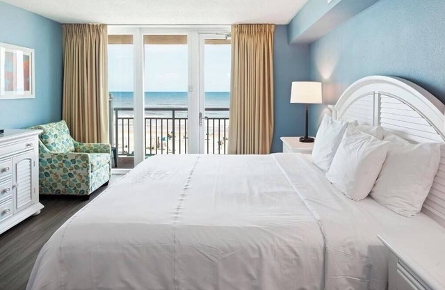 Atlantic View 1BR w/Kitchen, Pool, and Easy Access to Sun, Sand, and Dining