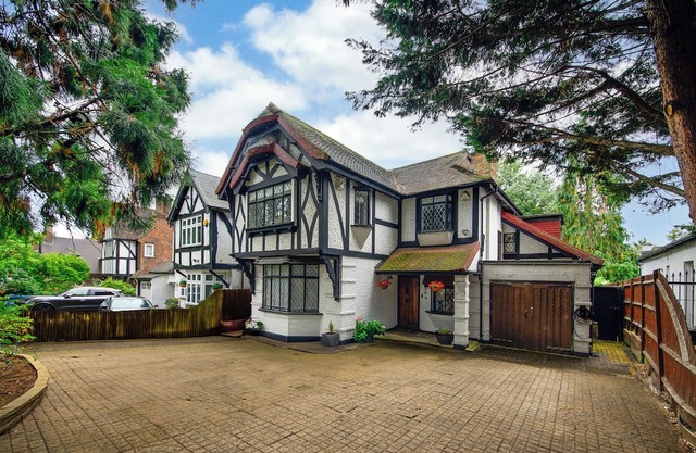 Beautiful Tudor House - 15 mins to Wembley Stadium