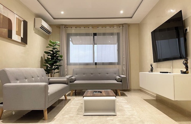 Luxurious City Getaway: 5* Location - Free Private Chef + Airport Pickup