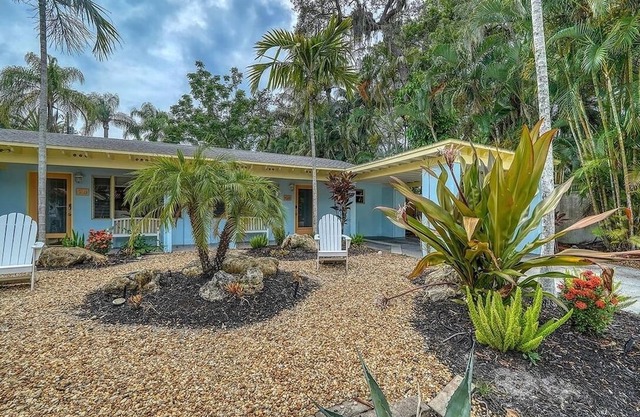 Ritzy Palms Downtown Estate-5 minutes to beach-walking distance to downtown!