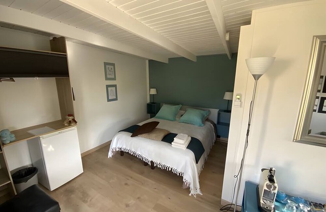 Bed and Breakfast 'Bleu' with Shared Pool, Private Terrace and Air Conditioning