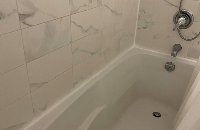A quiet centrally located uptown 1+1 condo in T.O North York HWY 401 & Bathurst