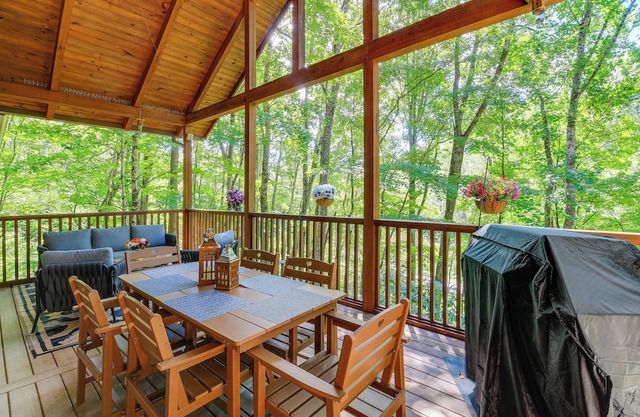 Hot Tub & Views: 'Nature's Hideaway' in Zionville