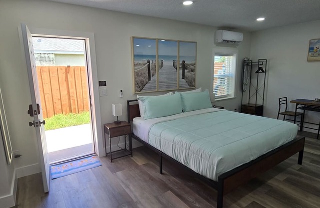 New private apt in quiet neighborhood,king bed.
