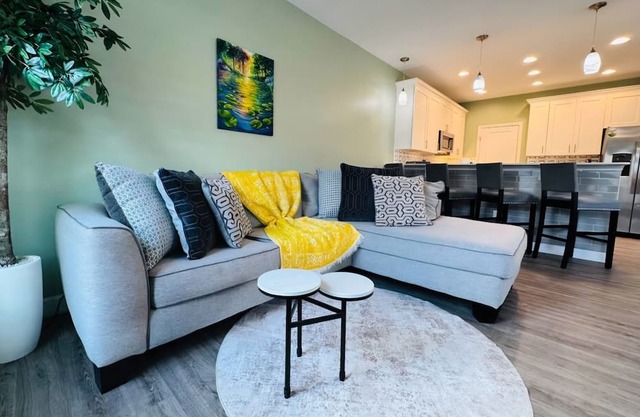 2B/2B College Park home w/fenced patio yard, close to DT Orl & WP. Pet Friendly!